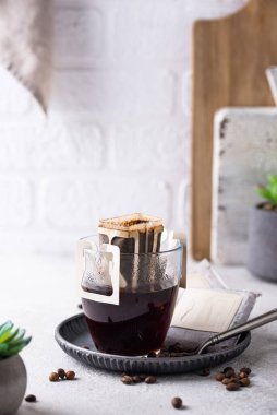 Cam bardakta taze demlenmiş damlatılmış kahve. Alternatif kahve kavramı