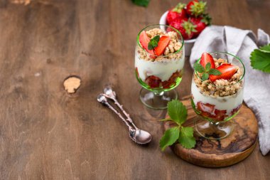 Çilekli, yoğurtlu ve tahıllı tatlı.