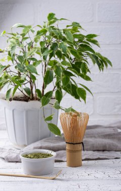 Yeşil çay eşleşmesi için aletler. Bambu çırpıcı chasen ve kaşık chashaku.