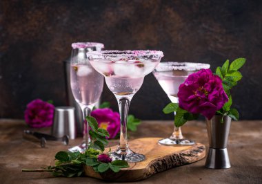 Gül şurubuyla çeşitli pembe kokteyller. Martin, Margarita ve şampanya.