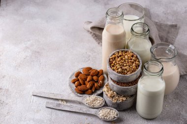 Alternatif süt, soya, yulaf, badem, pirinç ve karabuğday. Bitki bazlı vejetaryen olmayan süt ürünü.