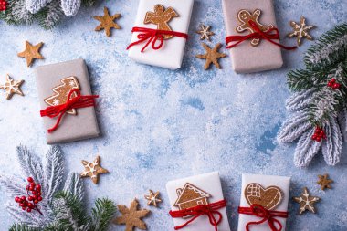 Noel arkaplanı hediye kutuları ve köknar ağacı dallarıyla