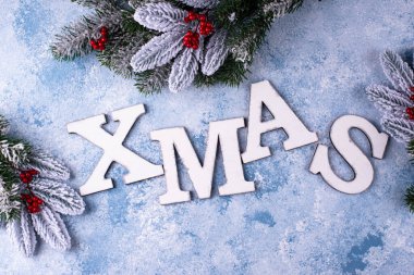 Yılbaşı arkaplanı X-MAS ve köknar ağacı dallarıyla