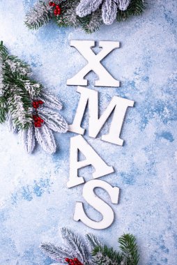 Yılbaşı arkaplanı X-MAS ve köknar ağacı dallarıyla