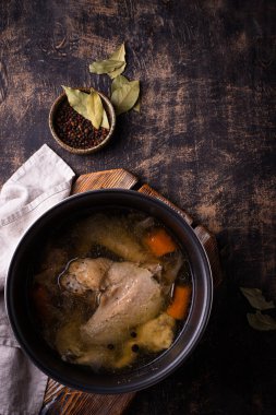 Tavuk çorbası ya da tavada sebze çorbası.