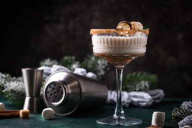 Kızarmış marşmelovlu Noel kokteyli, smores martini.