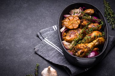 Fırında tavuk budu ya da kızarmış demir tavada tavuk bacağı.