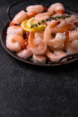 Dondurulmamış karides ya da baharatlı ve limonlu karides