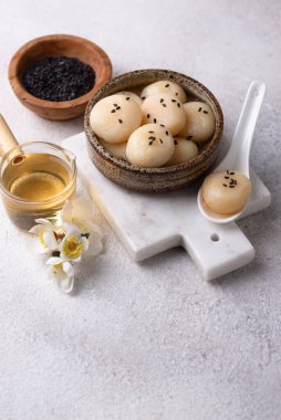 Çin Yeni Yıl kutlamaları için Tang Yuan pirinç köftesi.