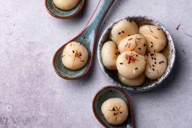 Çin Yeni Yıl kutlamaları için Tang Yuan pirinç köftesi.