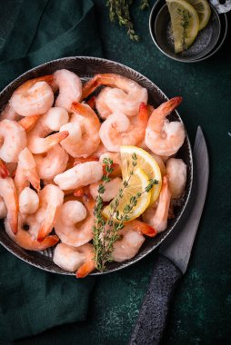 Dondurulmamış karides ya da baharatlı ve limonlu karides