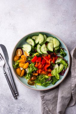 Domates ve salatalıklı taze sağlıklı organik sebze salatası.