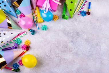 Kağıt şapka, balon, saman ve mum ile doğum günü partisi konsepti