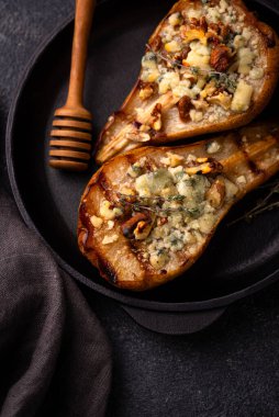 Mavi peynirli fırında armut, ceviz ve bal.