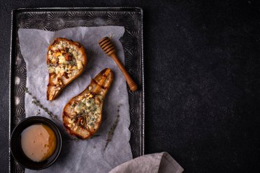 Mavi peynirli fırında armut, ceviz ve bal.