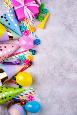 Kağıt şapka, balon, saman ve mum ile doğum günü partisi konsepti