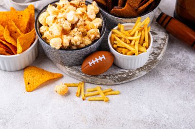 Bira ve farklı atıştırmalıklar. Superbowl ya da futbol partisi için aperatifler