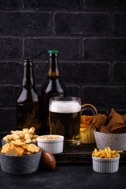Bira ve farklı atıştırmalıklar. Superbowl ya da futbol partisi için aperatifler