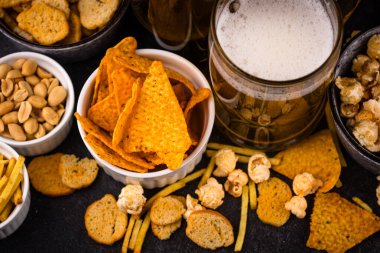 Bira ve farklı atıştırmalıklar. Superbowl ya da futbol partisi için aperatifler