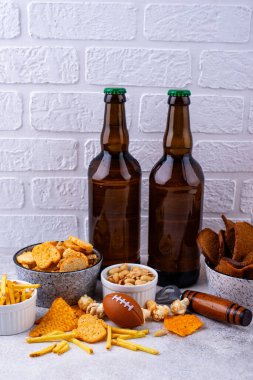 Bira ve farklı atıştırmalıklar. Superbowl ya da futbol partisi için aperatifler