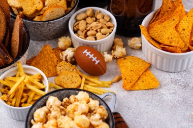 Bira ve farklı atıştırmalıklar. Superbowl ya da futbol partisi için aperatifler