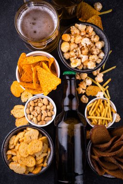 Bira ve farklı atıştırmalıklar. Superbowl ya da futbol partisi için aperatifler