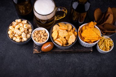 Bira ve farklı atıştırmalıklar. Superbowl ya da futbol partisi için aperatifler
