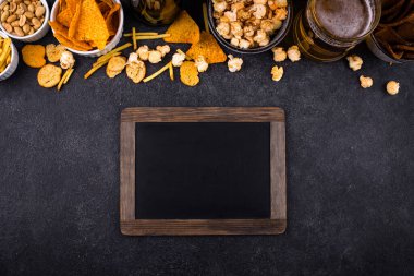 Bira ve farklı atıştırmalıklar. Superbowl ya da futbol partisi için aperatifler
