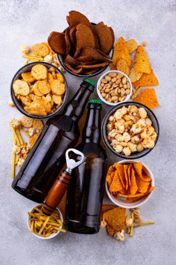 Bira ve farklı atıştırmalıklar. Superbowl ya da futbol partisi için aperatifler