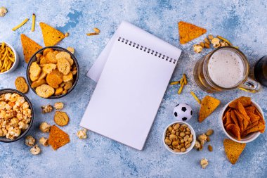 Bira ve farklı atıştırmalıklar. Superbowl ya da futbol partisi için aperatifler
