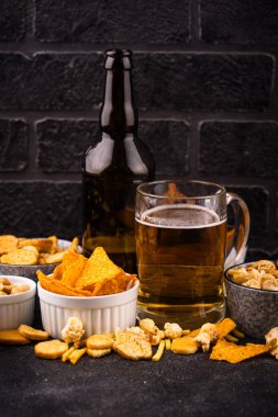 Bira ve farklı atıştırmalıklar. Superbowl ya da futbol partisi için aperatifler