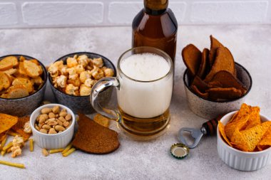 Bira ve farklı atıştırmalıklar. Superbowl ya da futbol partisi için aperatifler