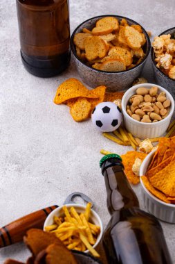 Bira ve farklı atıştırmalıklar. Superbowl ya da futbol partisi için aperatifler