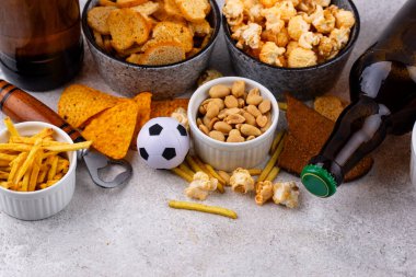 Bira ve farklı atıştırmalıklar. Superbowl ya da futbol partisi için aperatifler