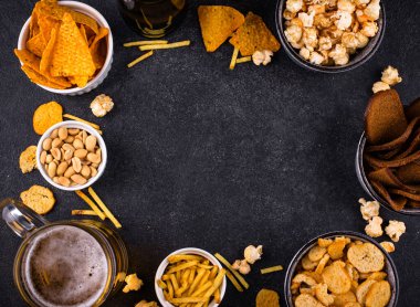 Bira ve farklı atıştırmalıklar. Superbowl ya da futbol partisi için aperatifler