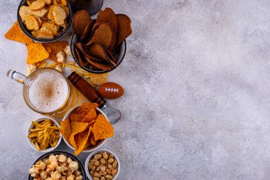 Bira ve farklı atıştırmalıklar. Superbowl ya da futbol partisi için aperatifler