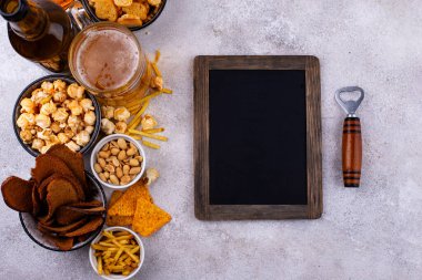 Bira ve farklı atıştırmalıklar. Superbowl ya da futbol partisi için aperatifler