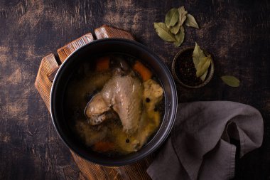 Tavuk çorbası ya da tavada sebze çorbası.