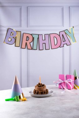 Özel köpek mamasıyla köpek doğum günü konsepti