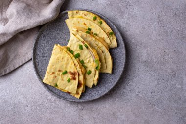 Tavuk ve sebzeli Quesadilla, Meksika usulü tortilla.