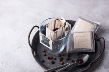 Cam bardakta taze demlenmiş damlatılmış kahve. Alternatif kahve kavramı