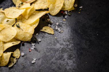 Tuzlu ve baharatlı ev yapımı patates cipsi.