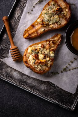 Mavi peynirli fırında armut, ceviz ve bal.