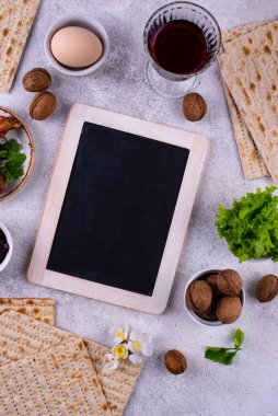 Geleneksel Hamursuz Bayramı veya Pesah Seder tabağı