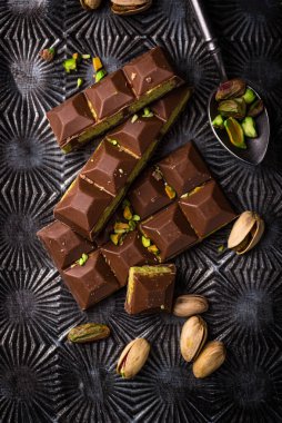 Kadayif kremalı, şam fıstıklı Dubai çikolatası, lüks gurme tatlı.