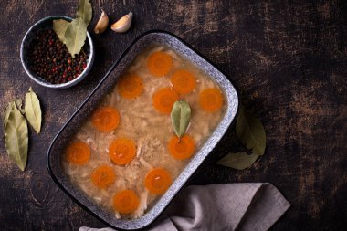 Tavuk etli, havuçlu ve baharatlı.