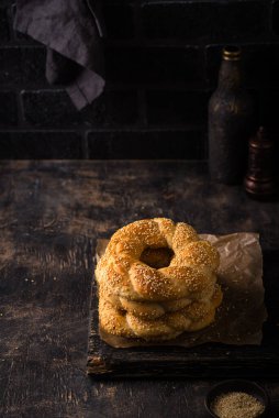 Koyu arkaplanda susamlı geleneksel Türk simitleri