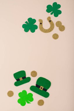 Leprikon şapkalı Aziz Patrick Günü konsepti, altın sikkeler, yoncalar ve at nalı.