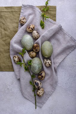 Yeşil renge boyanmış Paskalya yumurtaları