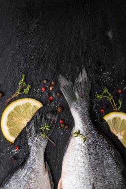 Çiğ deniz kepeği ya da baharatlı ve limonlu dorado balığı.